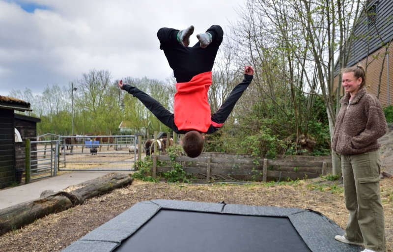 Trampolinespringen is nu even leuker dan een groepsactiviteit in de paardenbak.