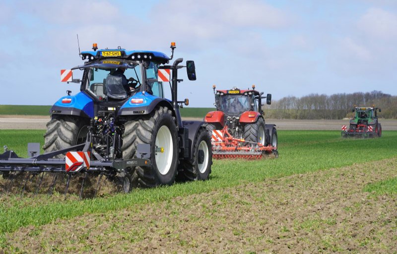 Steeds vaker worden cultivatoren voorzien van na-eggen in plaats van nalooprollen om grond en gewasresten luchtiger af te leggen en te laten drogen in de zon.
