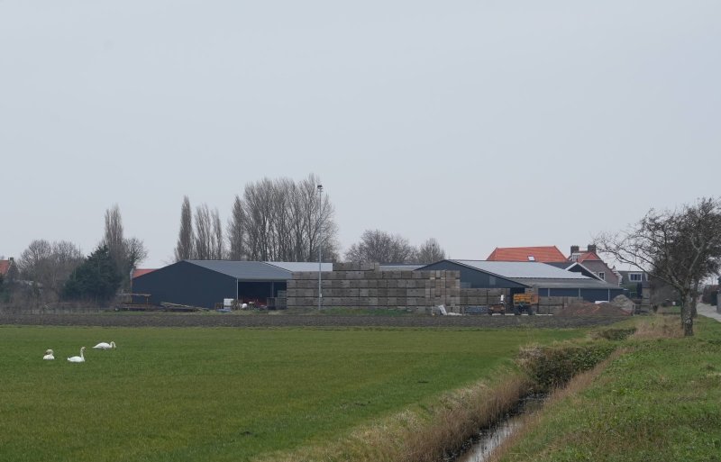 Het bedrijf ligt aan de rand van het dorp.