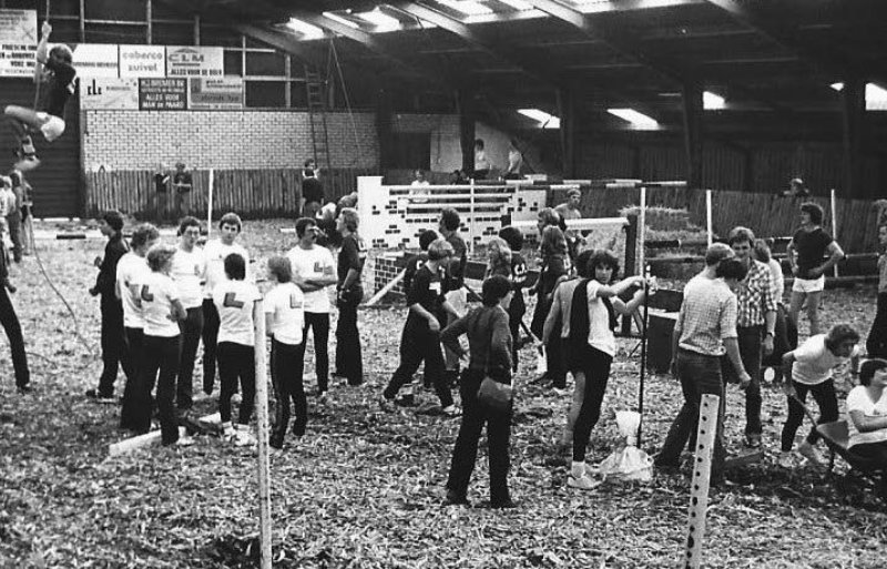 Een impressie van de drukbezochte landdag van de Christelijke Plattelands Jongeren in Vollenhove 1982.