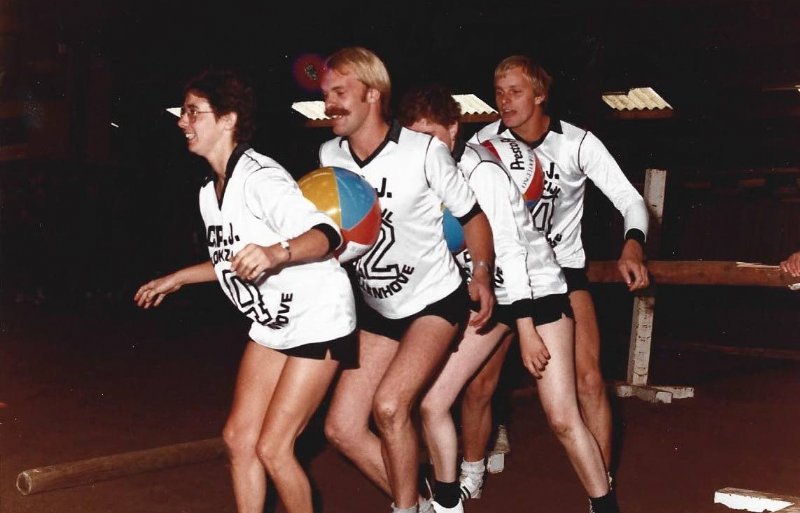 Teamwerk was belangrijk tijdens de zeskamp op de landdag in 1983 in Wierden.