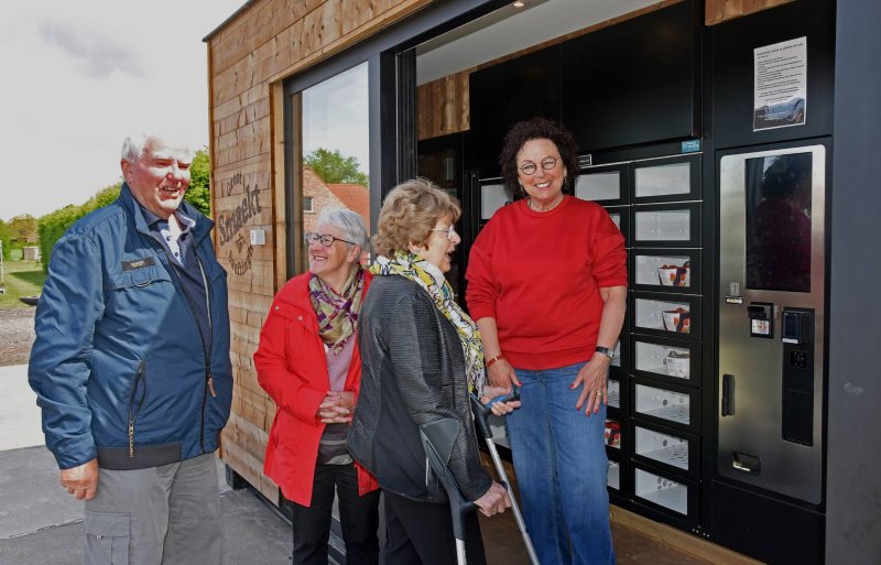 Martine van Wesemael (rechts) is een van de initiatiefnemers van de streekproductencontainer.