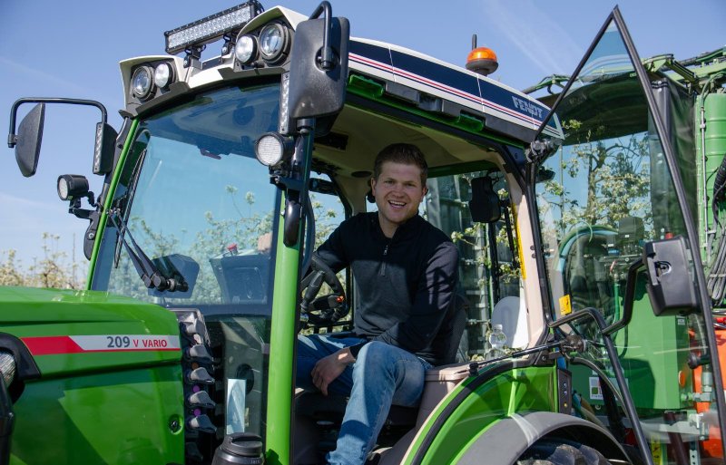 Jesse van Alphen en zijn vader gebruiken de online leeromgeving van Spuitlicentie.nl om hun spuitlicentie tijdig te verlengen. Foto: Bianca Drost