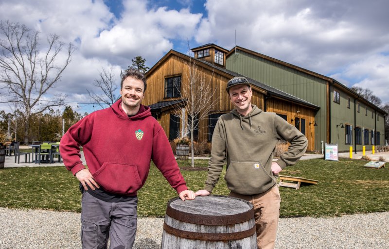Hoofdbrouwer Luke Gerweck en oprichter Matt Richardson op het terras bij de taproom.