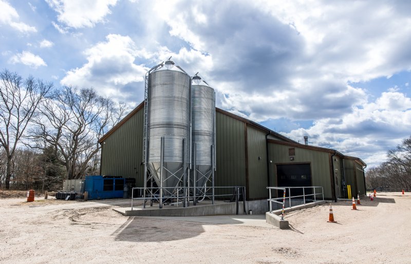 In de blinkende silo’s wordt de mout opgeslagen voor het brouwen van bier.