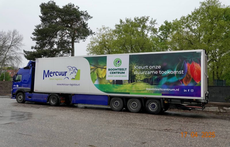 Een vrachtwagen is bedrukt met een logo en foto's om de zichtbaarheid van de sector te vergroten.