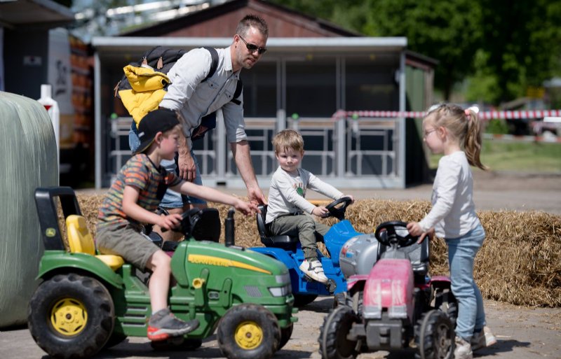 Voor ieder was er wat wils tijdens het evenement. Naast het bespreken van de zwaardere thema's, was er genoeg vermaak voor jong en oud. Zo konden kinderen op speelgoedtrekkers een parcours afleggen tussen de hooibalen.
