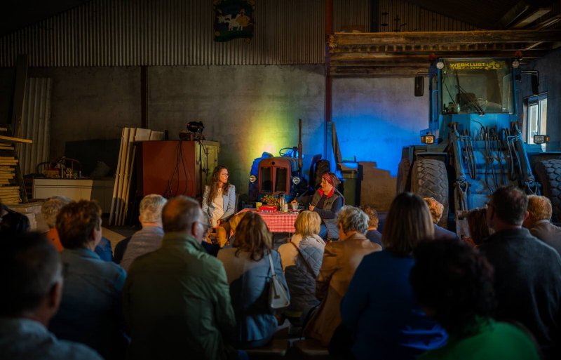 Bij kalverhouderij 't Houts konden bezoekers de theatervoorstelling ‘Iets met boeren’ bijwonen. De voorstelling gaf op inspirerende wijze, met een vleugje humor en emotie, inzicht in de veranderingen binnen de landbouw en het actuele landbouwdebat.