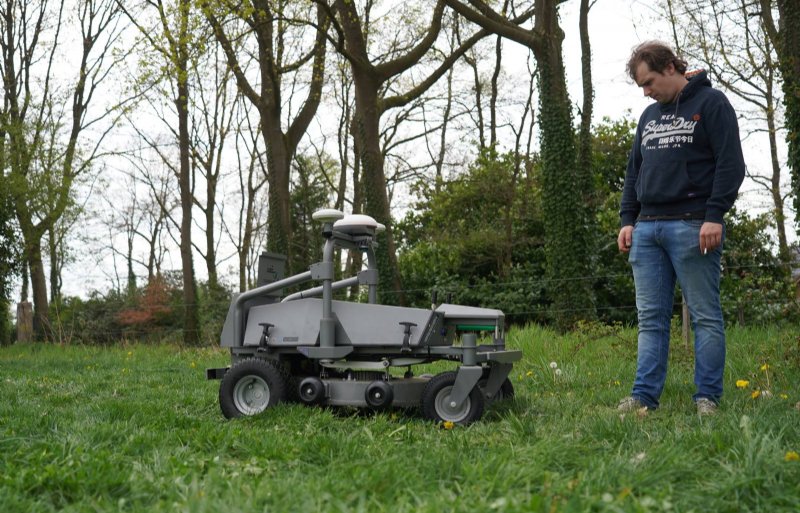 Op RTK-gps zijn autonome voertuigen zoals deze robotmaaier heel nauwkeurig aan te sturen.