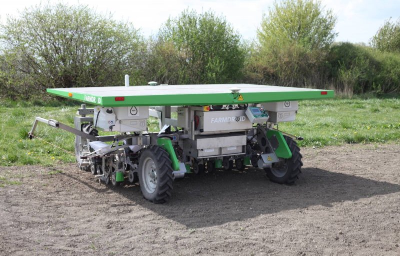 De Farmdroid op het akkerbouwbedrijf van Mariëlle Keijzer in Lelystad.