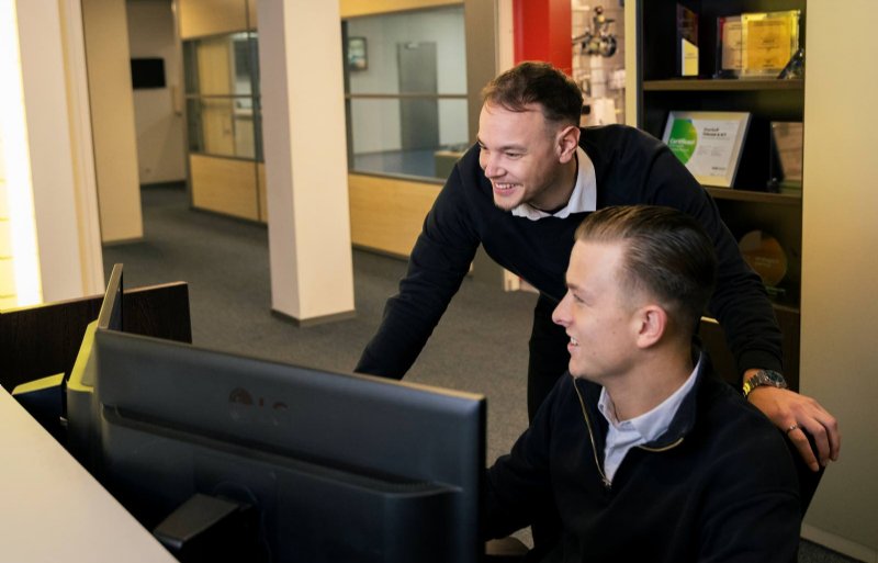 Sandro van Dekken (links) en Marco Adam adviseren LTO-leden over de mogelijkheden van telefonie via LTO Connet en Call, powered by KPN