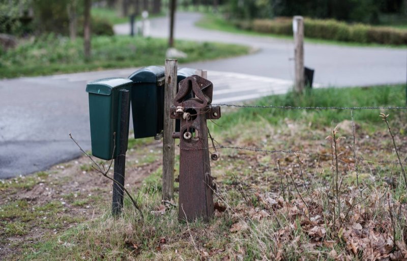 Na de oorlog werden achtergelaten delen van oorlogstuig hergebruikt door de boeren. Een steun van afweergeschut doet al tachtig jaar dienst als hekpaaltje.