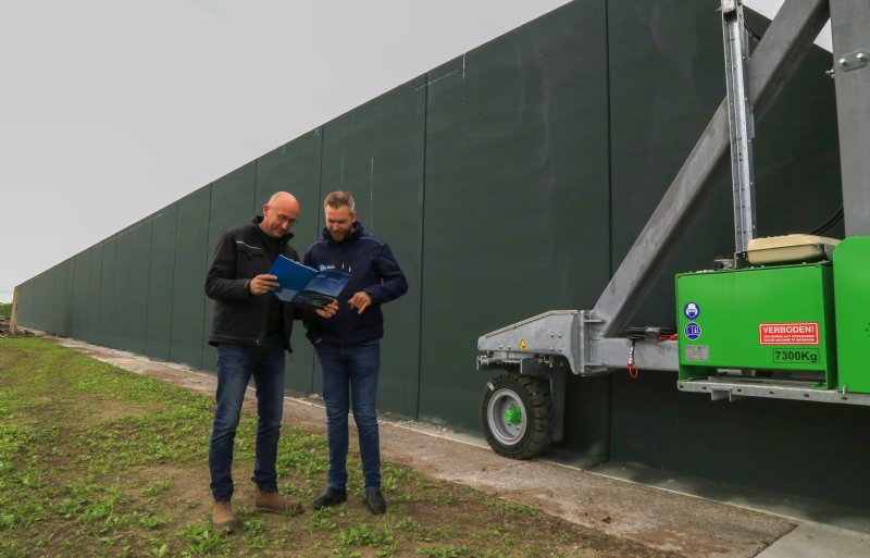 Douwe Bijlsma en Hans Peter Vogel kijken nog even naar de details  voor de groen geverfde silowand. Foto: Jelte Albada