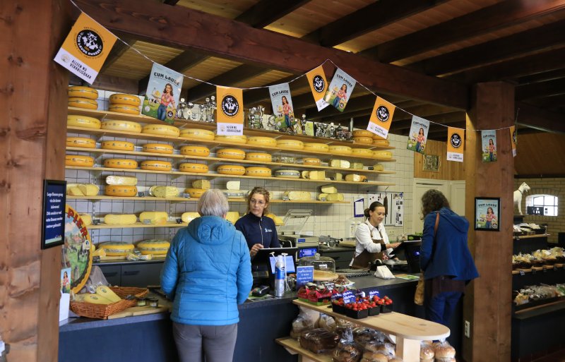 Een deel van kaas van Kaasboerderij De Gelder wordt in de eigen boerderijwinkel verkocht. Foto: Jelte Albada