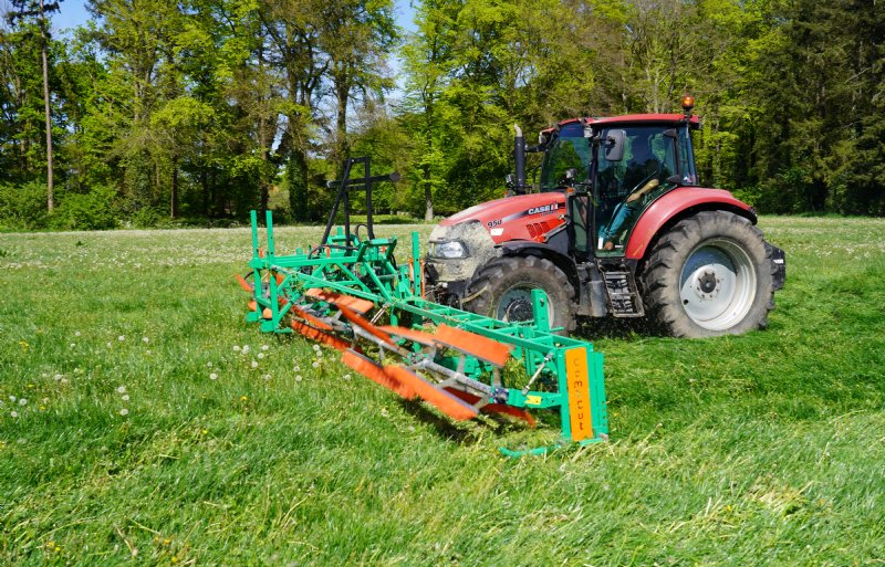 De CombCut knipt onkruid zoals ridderzuring dat boven het gras uitsteekt af met flinke capaciteit.