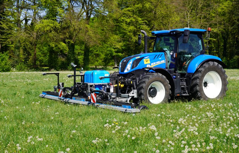 Er zijn steeds meer spotspraymachines op de markt gericht op ridderzuring in grasland.