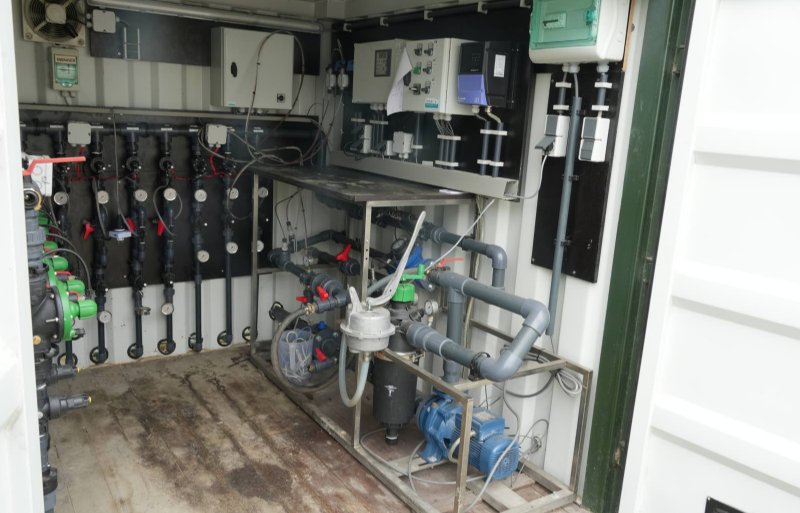 Vanuit een zeecontainer regelt de computer de fertigatie voor meerdere vakken. De elektrische pompen brengen water en meststoffen naar de gewassen in het veld. Foto: Jorg Tönjes