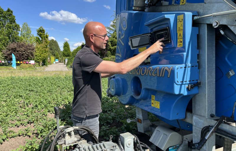 Jan Reinier de Jong bij beregeningscomputer.