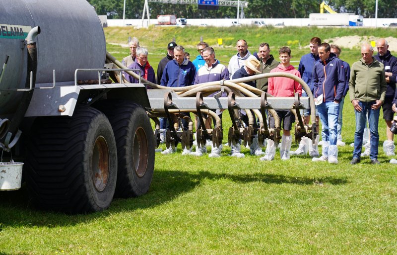 Toeschouwers zien hoe een oudere boerenbemester, mits goed afgesteld, prima werk kan leveren.