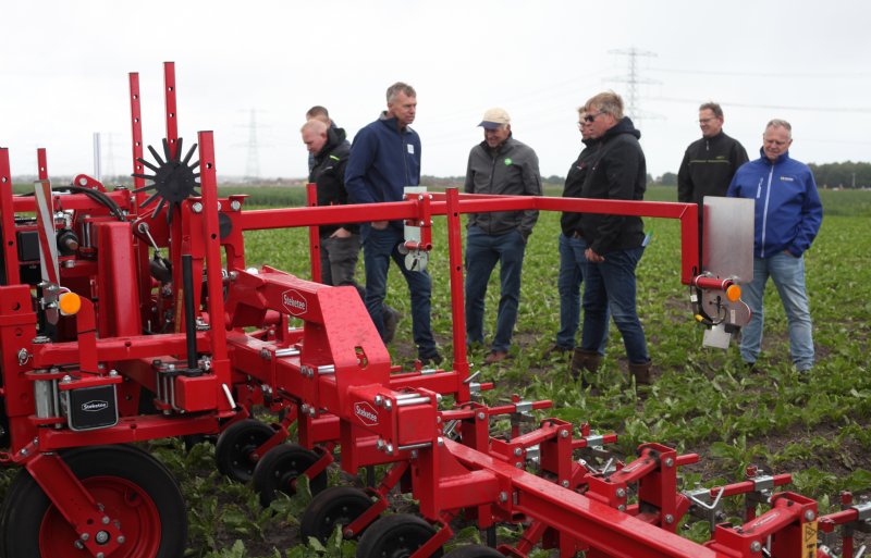 Belangstelling van akkerbouwers op de demodag van Groeikracht Cosun op de Inspiratieboerderij in het Drentse Roswinkel.