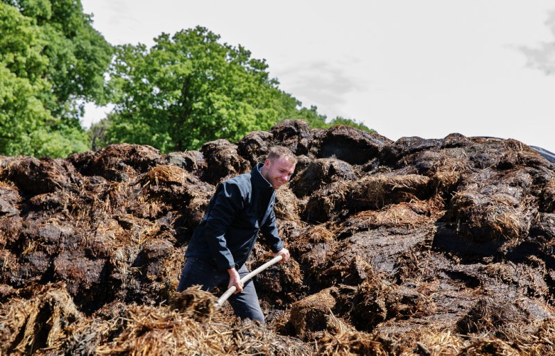 Jos Elderink tussen de bokashi: ‘Een goudmijn voor ons bodemleven.’