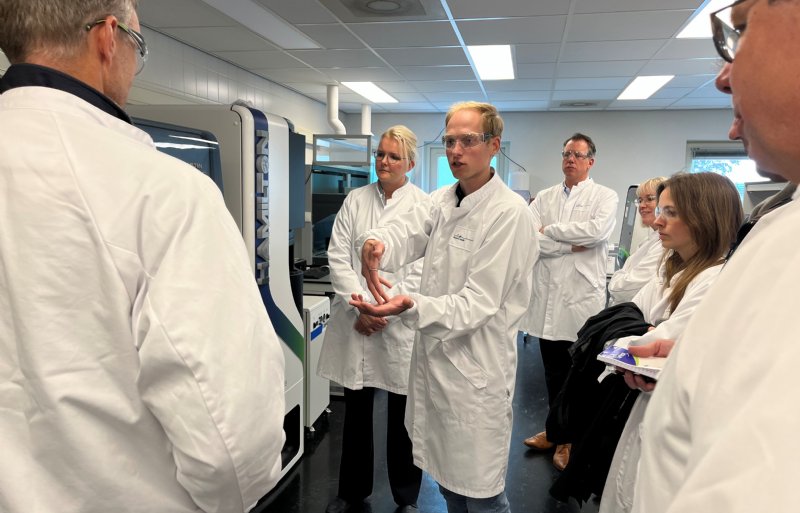 Martijn Zwinderman geeft een rondleiding door het laboratorium.