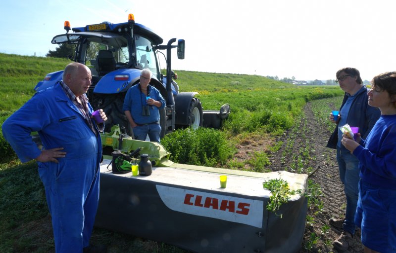 Koffiepauze met akkerbouwer Jacob Noordermeer, akkervogelonderzoeker Ben Koks, landbouwadviseur Sander Bernaerts en bodemcoach in opleiding Anne Doeksen.