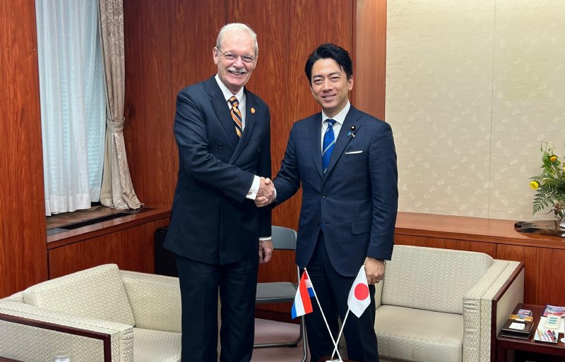 Demissionair staatssecretaris Jean Rummenie (LVVN) maakt tijdens een handelsmissie kennis met de Japanse landbouwminister Shinjiro Koizumi.