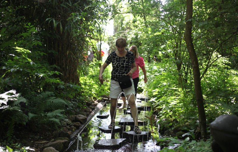 In het follybos zijn waterstraaltjes om af te koelen.