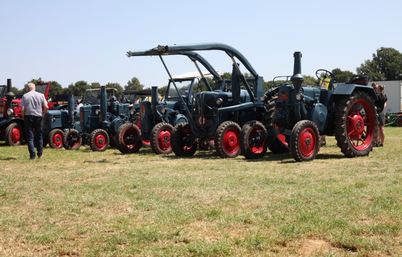 Oldtimers van het Duitse merk Lanz Bulldog. De rode trekker links in beeld en de blauwe het meest rechts hebben een gloeikopmotor.