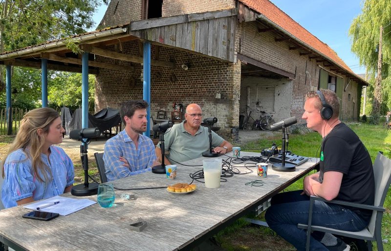 Podcastmaker Johan Wissink en FrieslandCampina-accountmanager Jos Borghans (rechts) bezoeken de Vlaamse melkveehouders Nikki Pardo en Michiel Van Kerschaver op hun bedrijf.