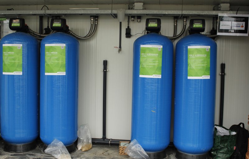 Bij de inlaat van de zoetwaterbel gaat het water via zandfilters en actieve koolfilters naar de ondergrondse opslag.