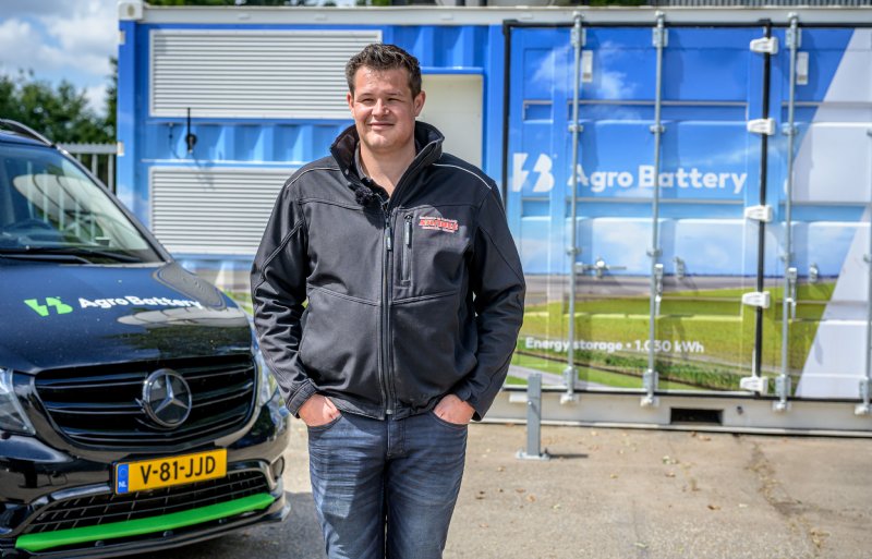 Gjalt Cazemier van loon- en akkerbouwbedrijf Sandee in Vlagtwedde: 'We hebben hier enorm veel zonnepanelen, omdat we die enkele jaren geleden via een gunstige subsidieregeling konden aanschaffen.' Foto: Geert Job Sevink