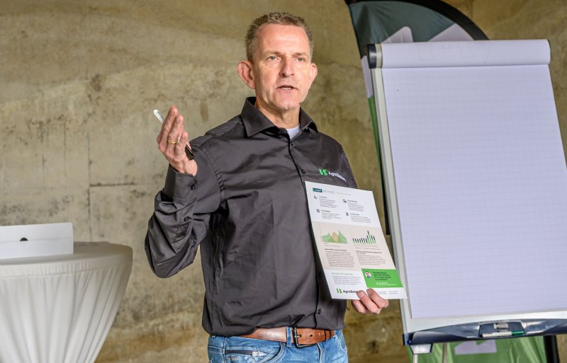 Kees van Luttikhuizen, verkoopmedewerker van Agro Battery. 'Wij ontzorgen de boer voor het hele traject, van het leveren van de batterij, de installatie ervan, de aansturing en de facturatie, afgekort LIAF. De boer heeft er geen omkijken naar.' Foto: Geert Job Sevink
