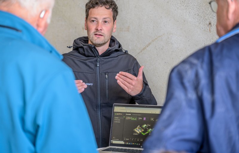 Martin van den Bosch, productontwikkelaar van Agro Battery: 'Wij richten ons op boeren met een grootverbruikaansluiting, die willen verdienen aan hun stroomproductie.' Foto: Geert Job Sevink