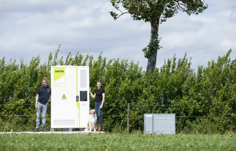 Zoon Carsten en dochter Bernice zijn de beoogde opvolgers voor de melkveehouderij en draaien al volop mee. Zij spelen een sleutelrol in de verduurzaming van het bedrijf.