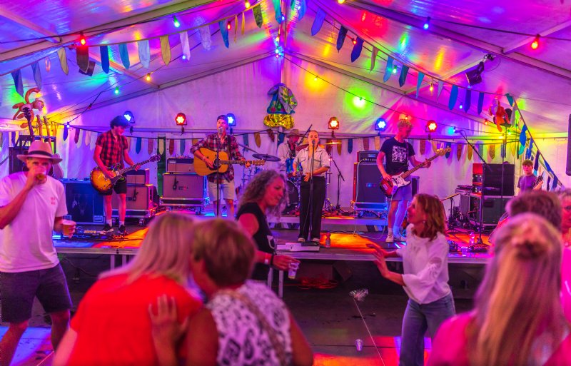 De boerenrock-'n-rollband Yme & The Farmbreakers speelt op Friese dorps- en zomerfeesten en grotere evenementen, zoals in Tirns.