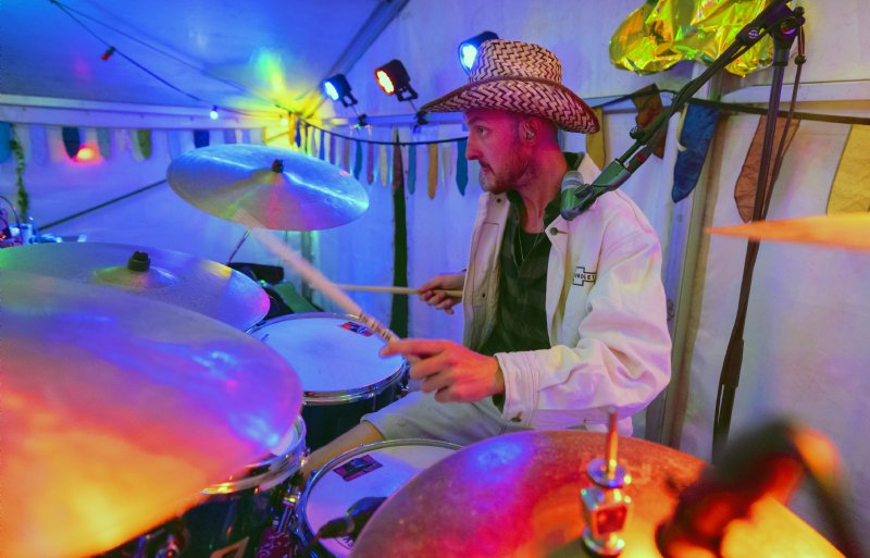 Yme Kramer, drummer en achtergrondzanger van Yme en The Farmbreakers: 'Ik vind het zo mooi om te zien dat mensen genieten van de muziek die wij spelen.'