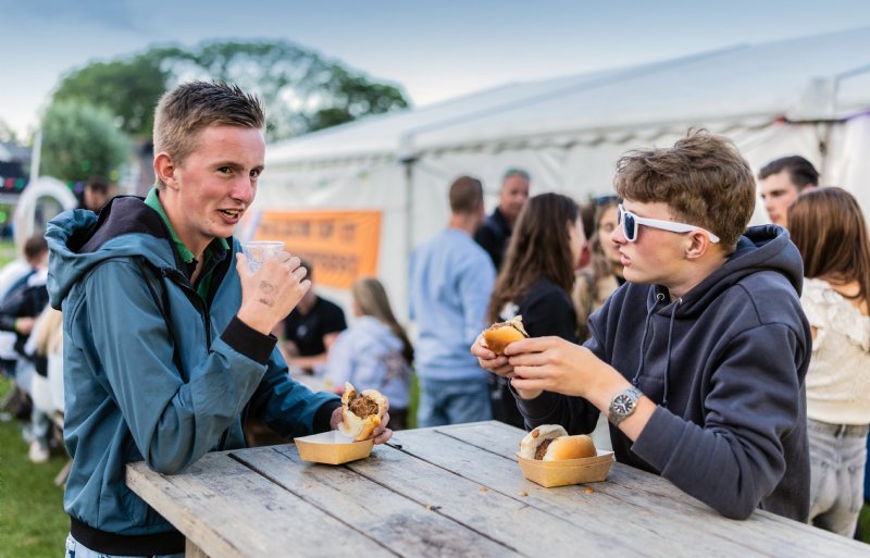 Voor talloze Friezen zijn de 'simmer- en doarpsfeesten' op het platteland de uitlaatklep van het jaar.