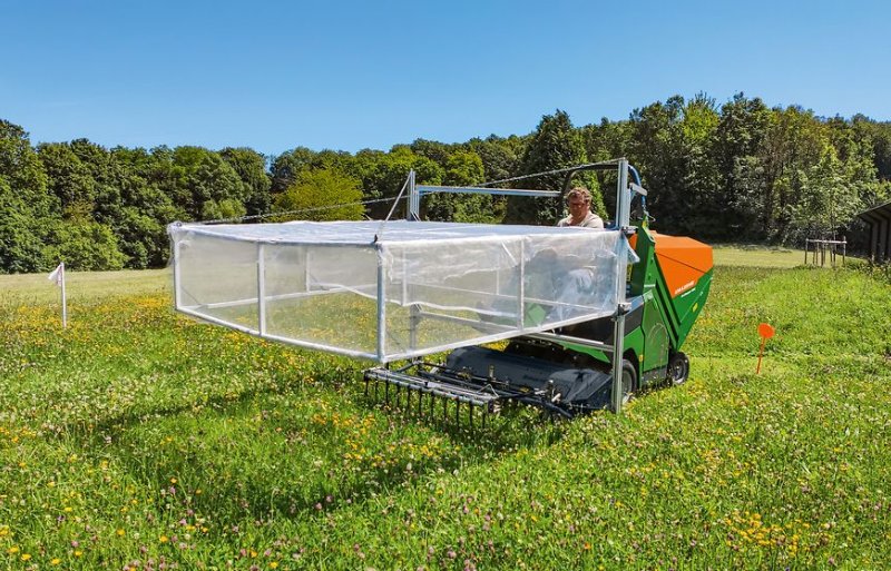 Om te meten hoeveel vliegende insecten worden gespaard, heeft Amazone een frame gemonteerd met vangnet boven de InsectGuard.