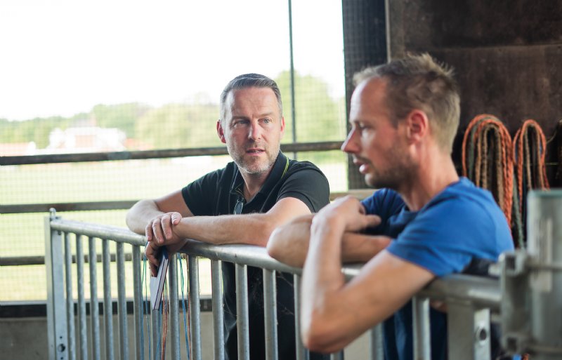 Dick van den Hengel van Provimi in gesprek met Van de Veen: 'Rupromin CoolCow zorgt ervoor dat de koe niet uitdroogt en haar warmte beter kwijt kan.' Foto: Mart Oude Nijeweeme