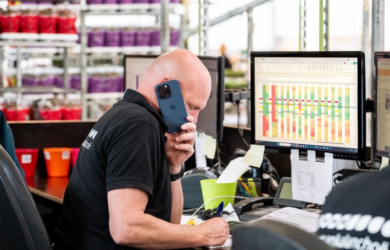 Stefan Slijkerman neemt een bestelling op. Via het scherm kan hij de verkoopvoorraad in de gaten houden.