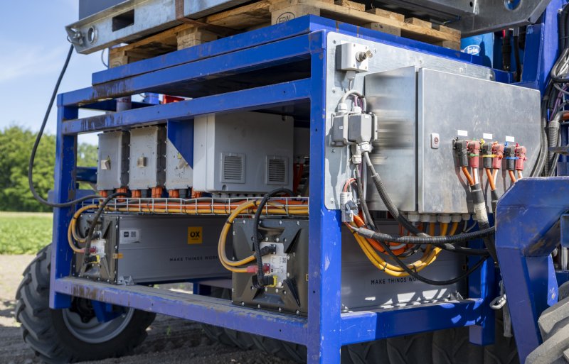 Op twee accu’s kan enkele uren worden gewerkt. Een generator
laadt ze bij. Met meer accu’s kun je een dag rijden.
