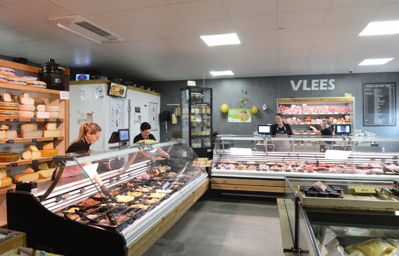 Om de winkel en slagerij draaiende te houden is veel personeel nodig.