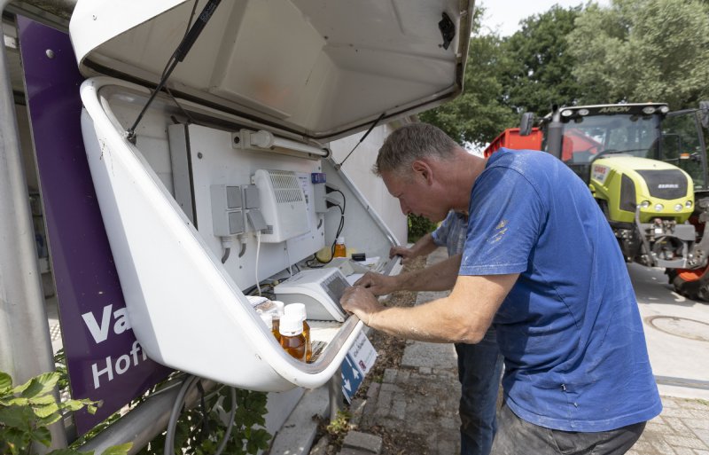 Varkenshouder Stephan Rientjes controleert de kwaliteit van het graan dat binnenkomt.