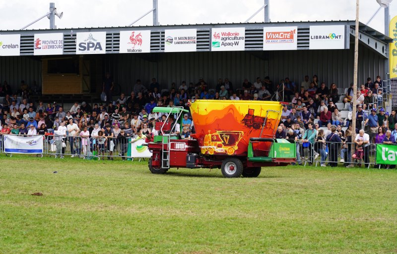 De elektrisch aangedreven Strautmann-voermengwagen is staand op een platform te besturen.