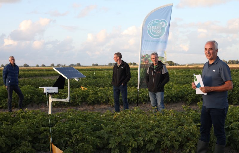 WUR-onderzoeker Geert Kessel geeft toelichting op de sporenvanger in het aardappeldemoveld in Munnekezijl.