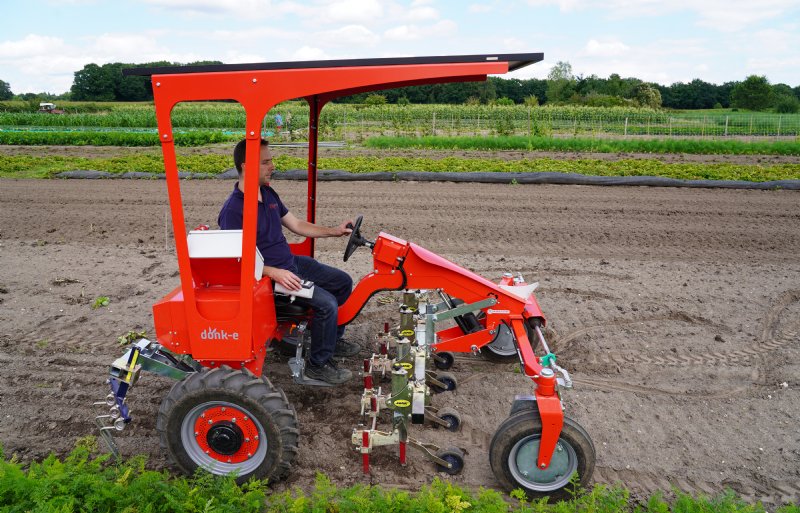 Door de heftrucktechniek met stuursensor simuleren de achterste wielen een open differentieel en slippen ze niet in een bocht.