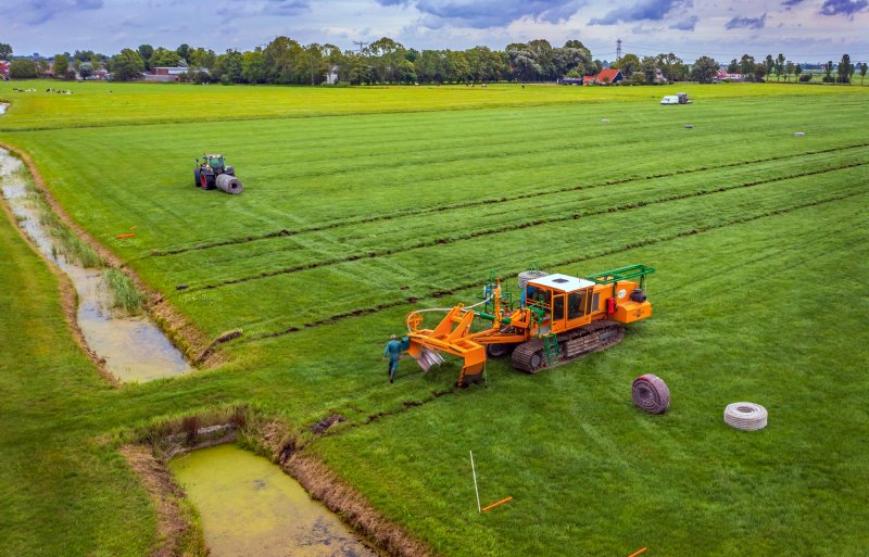 Bij maatschap Hellinga wordt op 8 hectare nieuwe drainage gelegd.