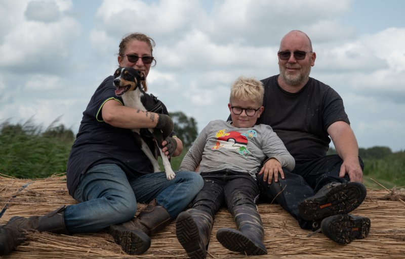 Yfke, Joey en Johan de Dood, Riettelersbedrijf de Dood in het Overijsselse Nederland
